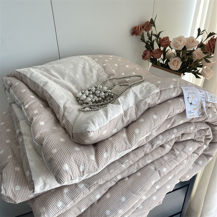 91家纺网 家纺一手货源 找家纺 奈萝家纺 奈萝2025新款全棉13372法式花边纯棉夏被春秋被 格子雏菊
