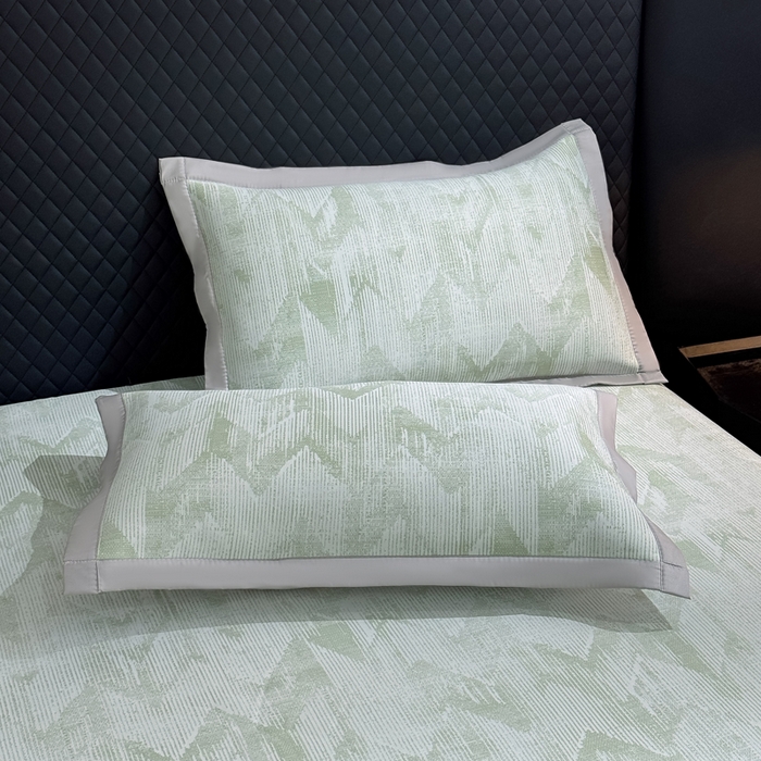 91家纺网 家纺一手货源 找家纺 999家纺 2025新款高端轻奢PE中分子凉感大提花凉席软席 山溪-绿（床笠款）