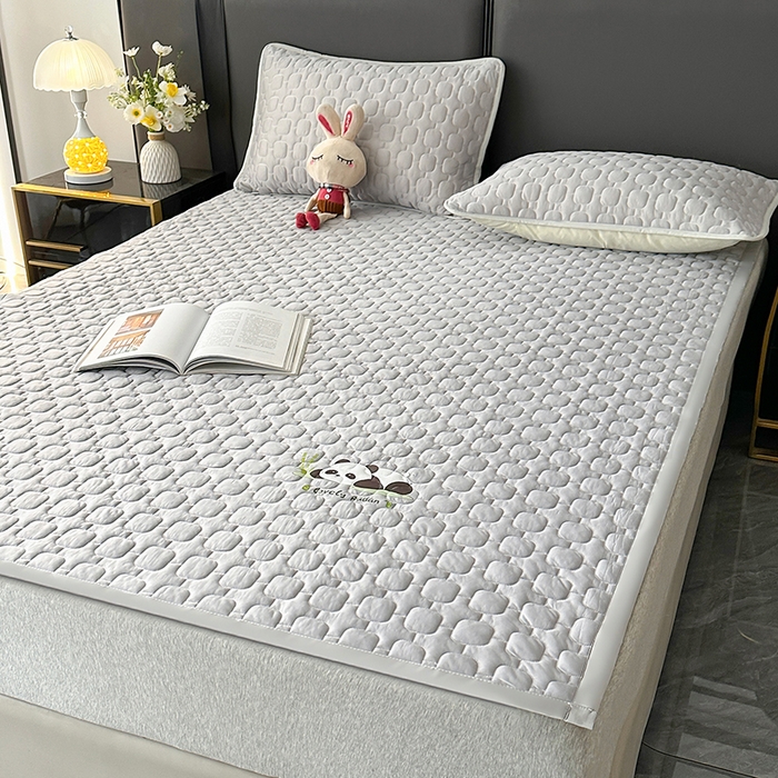 91家纺网 家纺一手货源 找家纺 爱洛家纺 2025新款凉感丝羽丝棉床垫 熊猫-浅灰