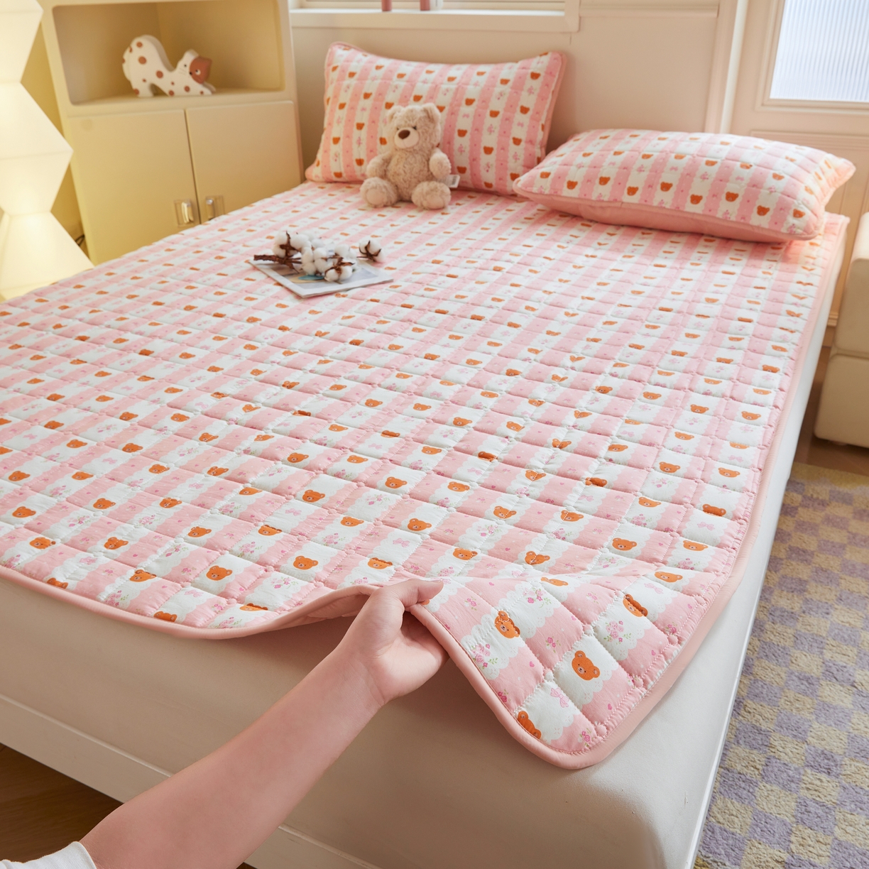 91家纺网 家纺一手货源 找家纺 魅图家纺 2025新款A类云朵棉抗菌棉花床护垫 花恋小熊