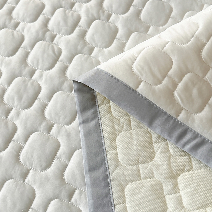 91家纺网 家纺一手货源 找家纺 爱洛家纺 2025新款凉感丝羽丝棉床垫 熊猫-奶白