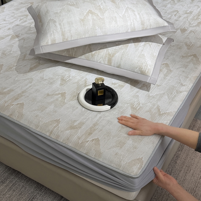 91家纺网 家纺一手货源 找家纺 999家纺 2025新款高端轻奢PE中分子凉感大提花凉席软席 山溪-咖（床笠款）