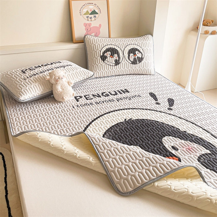 91家纺网 家纺一手货源 找家纺 布卢姆床垫 2025新款A类大版数码凉感丝乳胶凉席 害羞企鹅