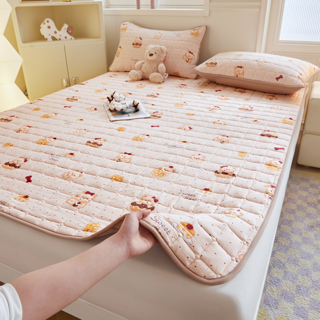 91家纺网 家纺一手货源 找家纺 魅图家纺 2025新款A类云朵棉抗菌棉花床护垫 甜心小熊