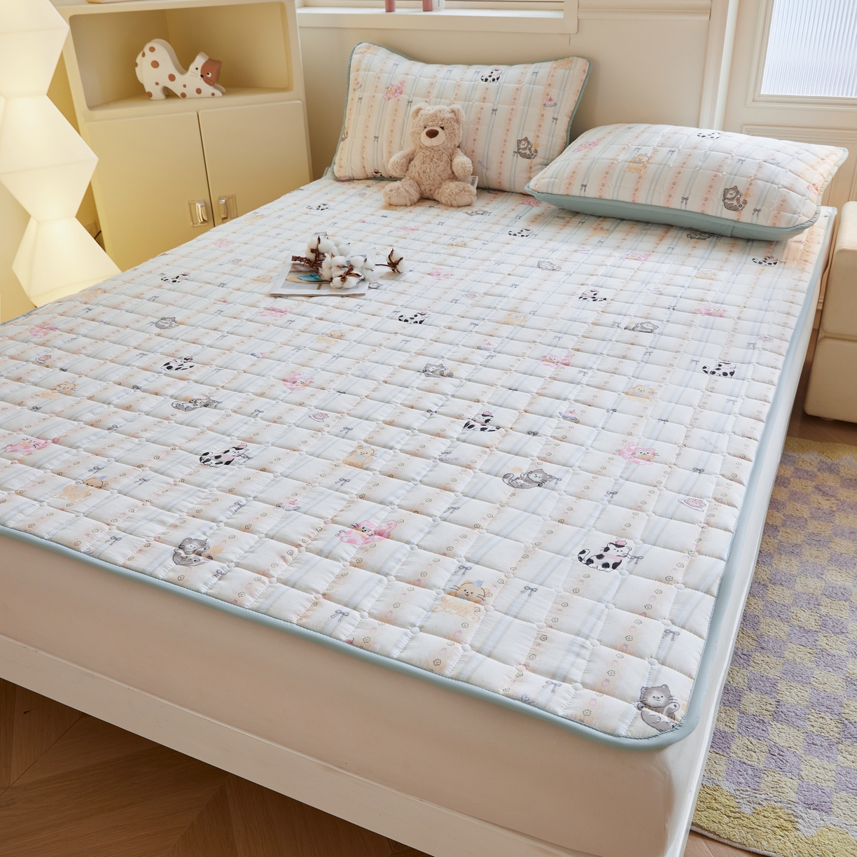 91家纺网 家纺一手货源 找家纺 魅图家纺 2025新款A类云朵棉抗菌棉花床护垫 田园猫咪