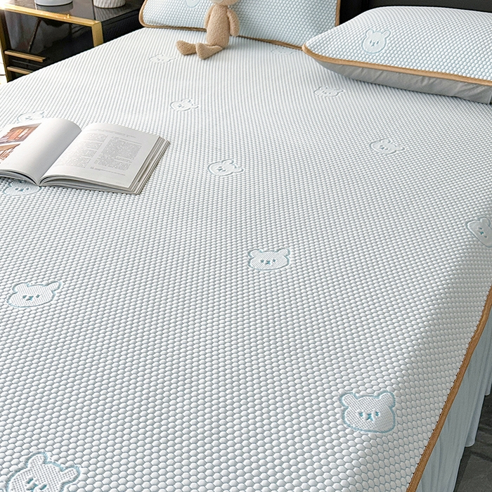 91家纺网 家纺一手货源 找家纺 爱洛家纺 2025新款凉感丝豆豆床裙席 浅天蓝小熊