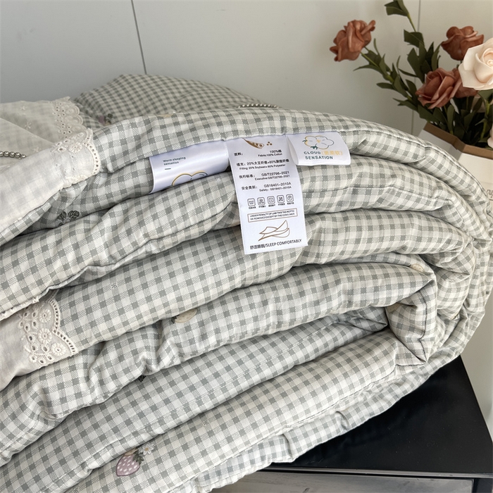 91家纺网 家纺一手货源 找家纺 奈萝家纺 奈萝2025新款全棉13372法式花边纯棉夏被春秋被 格子草莓