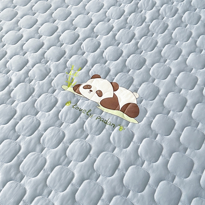 91家纺网 家纺一手货源 找家纺 爱洛家纺 2025新款凉感丝羽丝棉床垫 熊猫-蓝