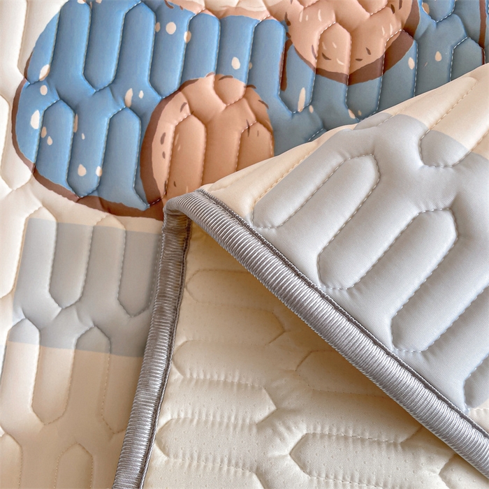 91家纺网 家纺一手货源 找家纺 布卢姆床垫 2025新款A类大版数码凉感丝乳胶凉席 咖啡熊-蓝