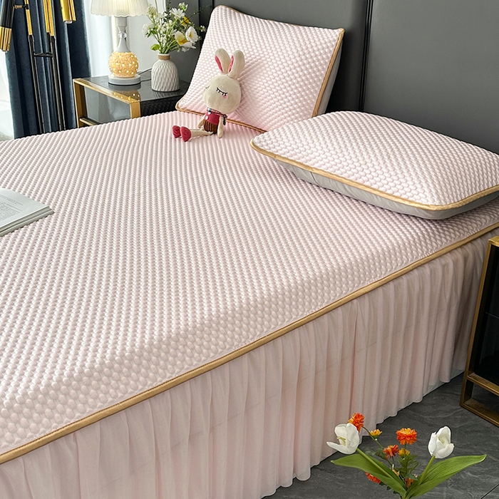 91家纺网 家纺一手货源 找家纺 爱洛家纺 2025新款凉感丝豆豆床裙席 粉玉~豆豆