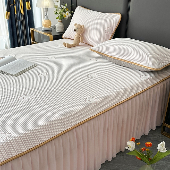 91家纺网 家纺一手货源 找家纺 爱洛家纺 2025新款凉感丝豆豆四件套床裙席 粉玉~小熊