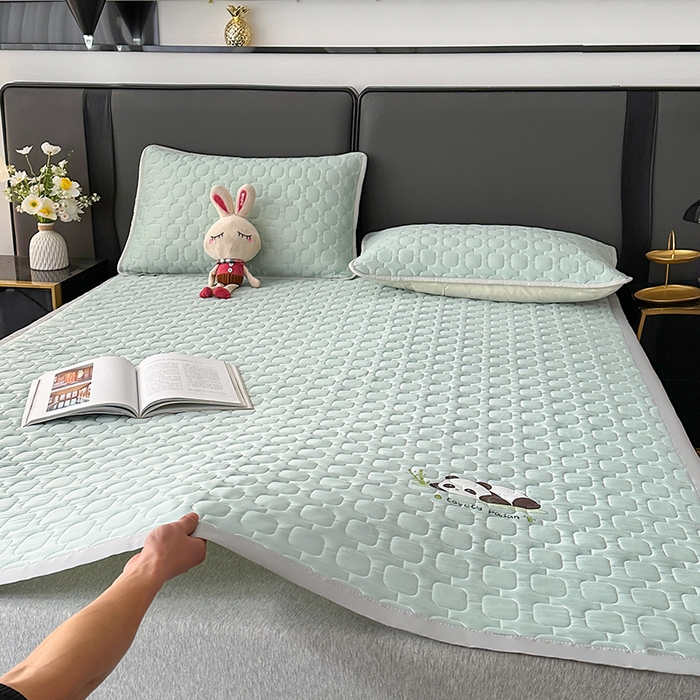 91家纺网 家纺一手货源 找家纺 爱洛家纺 2025新款凉感丝羽丝棉床垫 熊猫-浅天蓝