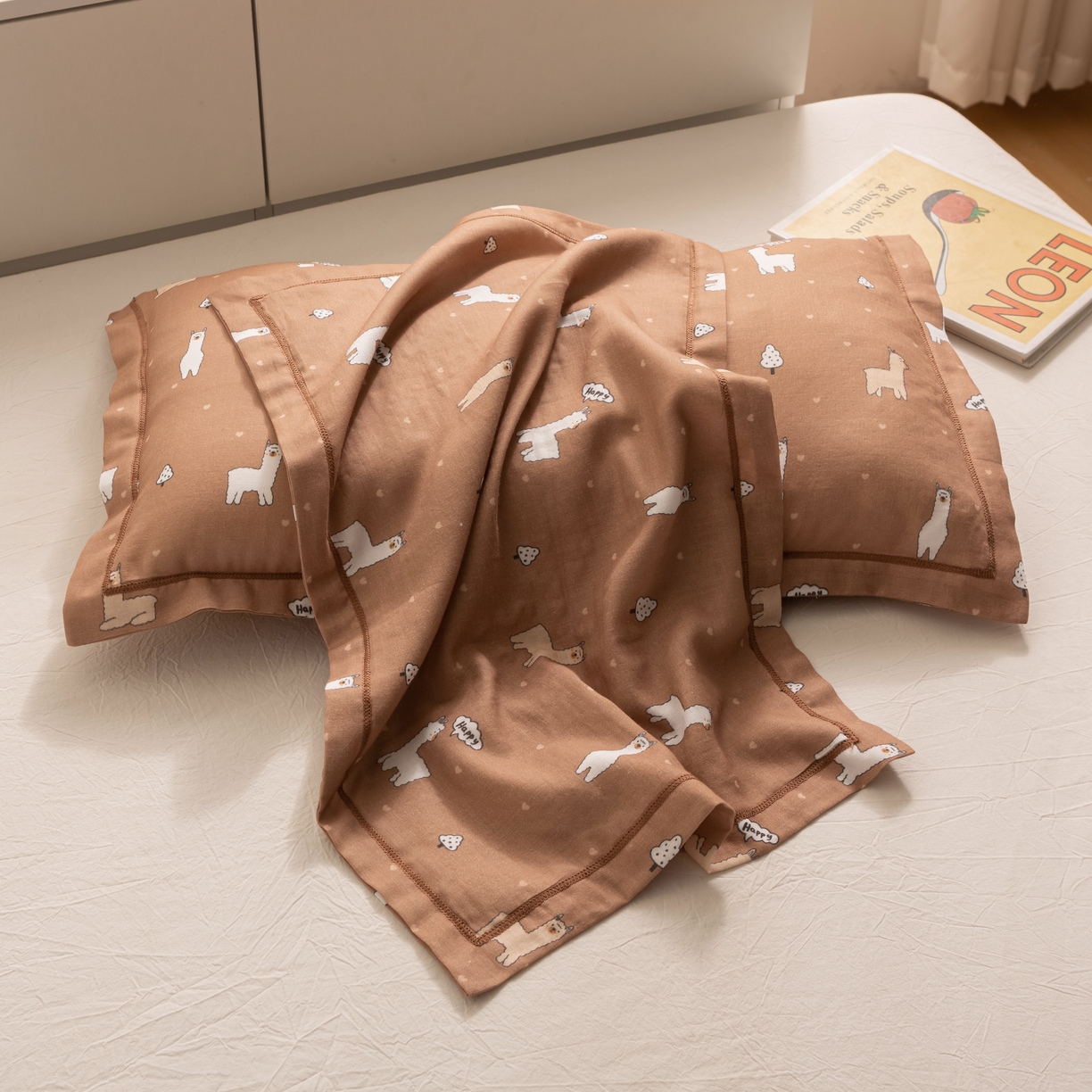 91家纺网 家纺一手货源 找家纺 萌番宝 2025新款A类全棉纯棉水洗双层纱卡通儿童单枕套信封枕单枕套 枕套单件 羊驼咖