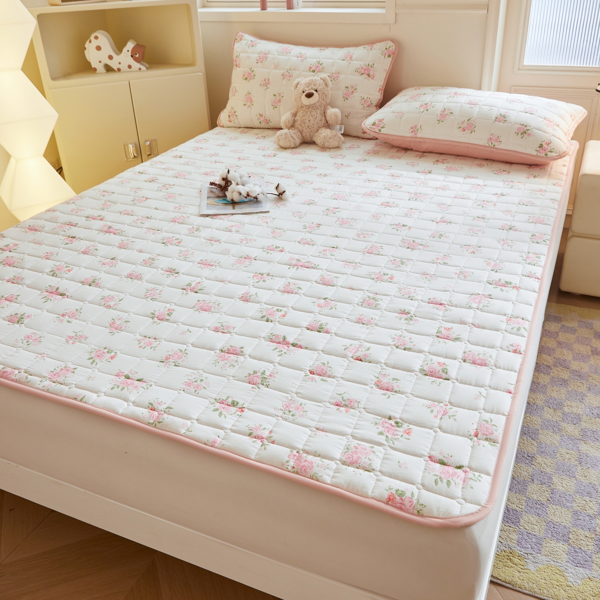 91家纺网 家纺一手货源 找家纺 魅图家纺 2025新款A类云朵棉抗菌棉花床护垫 浪漫花园