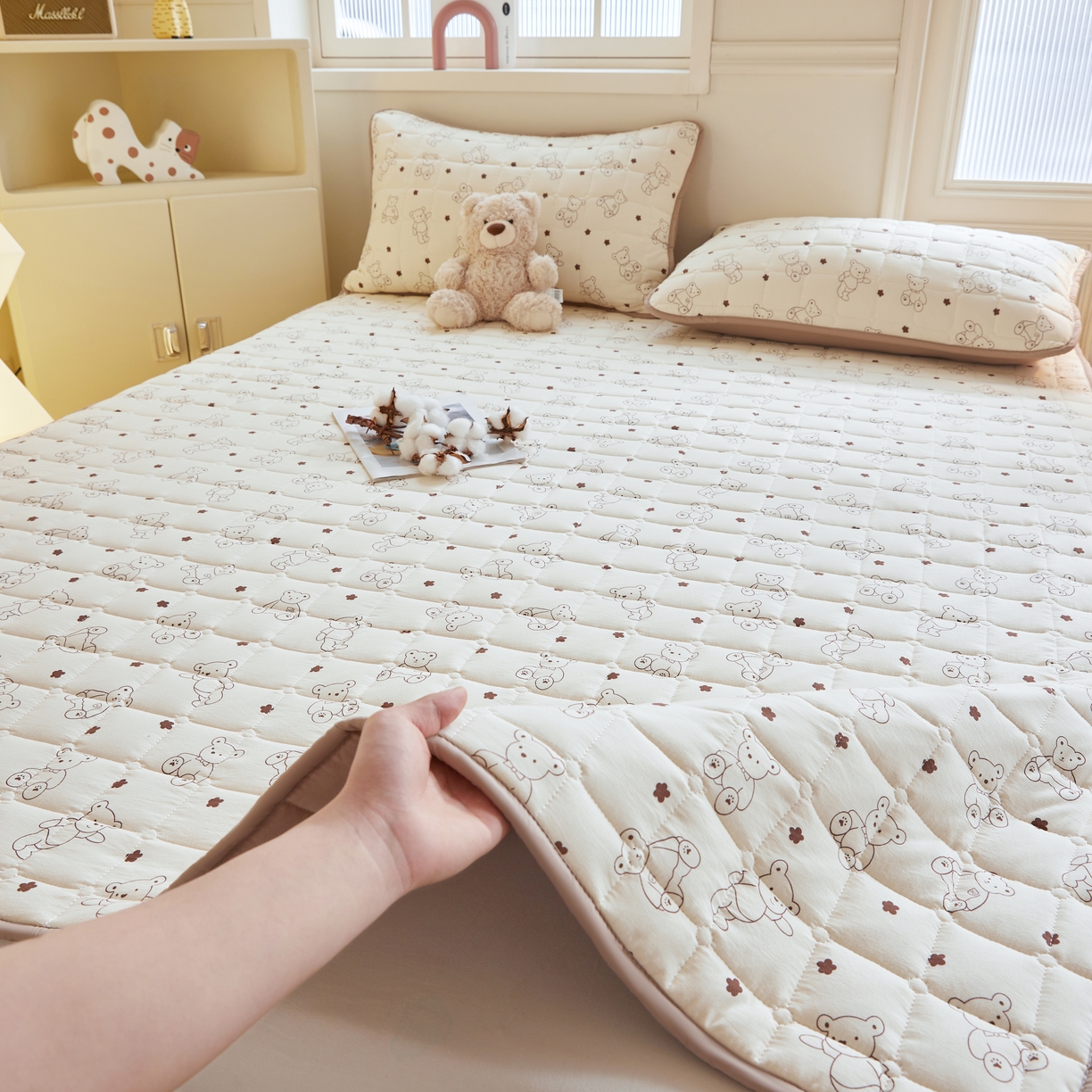 91家纺网 家纺一手货源 找家纺 魅图家纺 2025新款A类云朵棉抗菌棉花床护垫 小熊院长