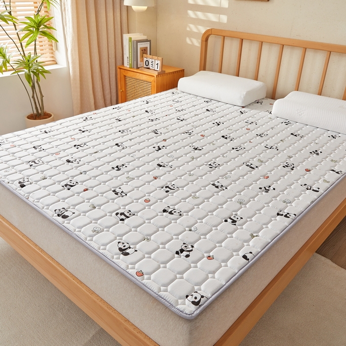 91家纺网 家纺一手货源 找家纺 迪乐妮 2025新款双面可用抑菌冰丝床褥爬爬垫-大床图 熊猫
