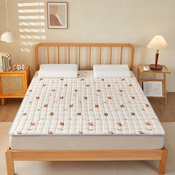 91家纺网 家纺一手货源 找家纺 迪乐妮 2025新款双面可用抑菌冰丝床褥爬爬垫-大床图 耍酷熊