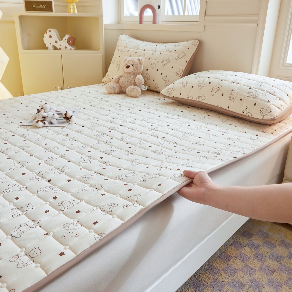 91家纺网 家纺一手货源 找家纺 魅图家纺 2025新款A类云朵棉抗菌棉花床护垫 小熊院长