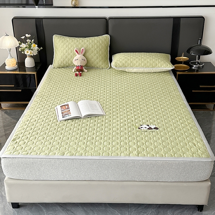 91家纺网 家纺一手货源 找家纺 爱洛家纺 2025新款凉感丝羽丝棉床垫 熊猫-豆沙绿