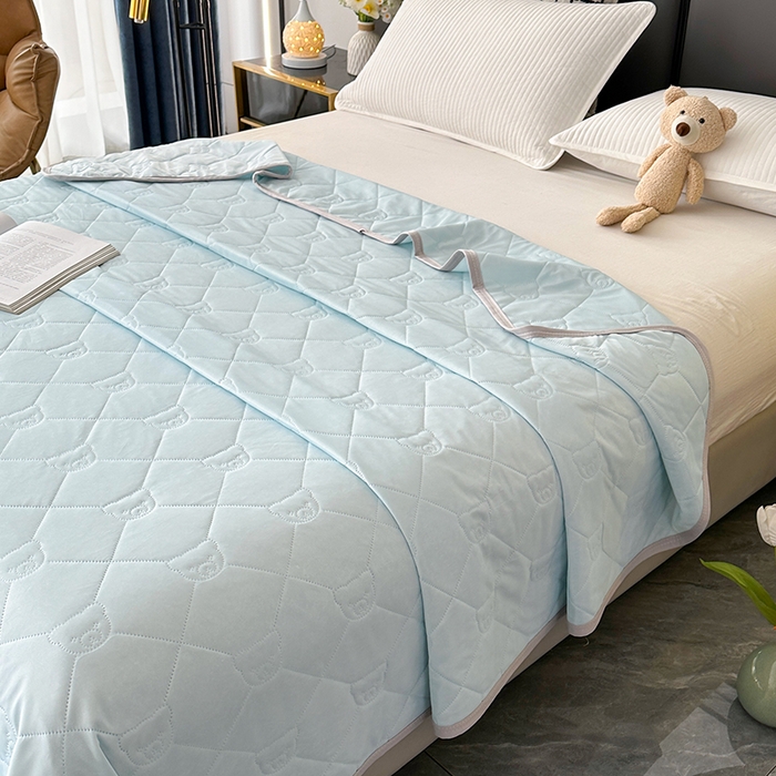 91家纺网 家纺一手货源 找家纺 爱洛家纺 2025新款A类凉感丝夏被被子被芯 浅天蓝