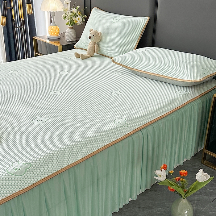 91家纺网 家纺一手货源 找家纺 爱洛家纺 2025新款凉感丝豆豆床裙席 水绿小熊