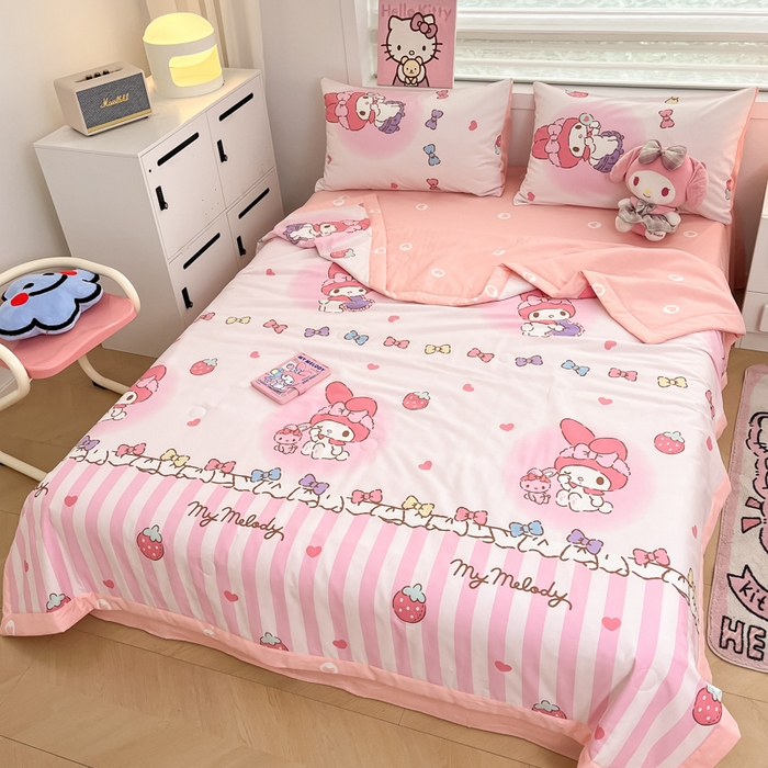 91家纺网 家纺一手货源 找家纺 博雅 2025新款三丽鸥全棉纯棉夏被夏凉被空调被四件套 夏被全棉-草莓条纹美乐蒂