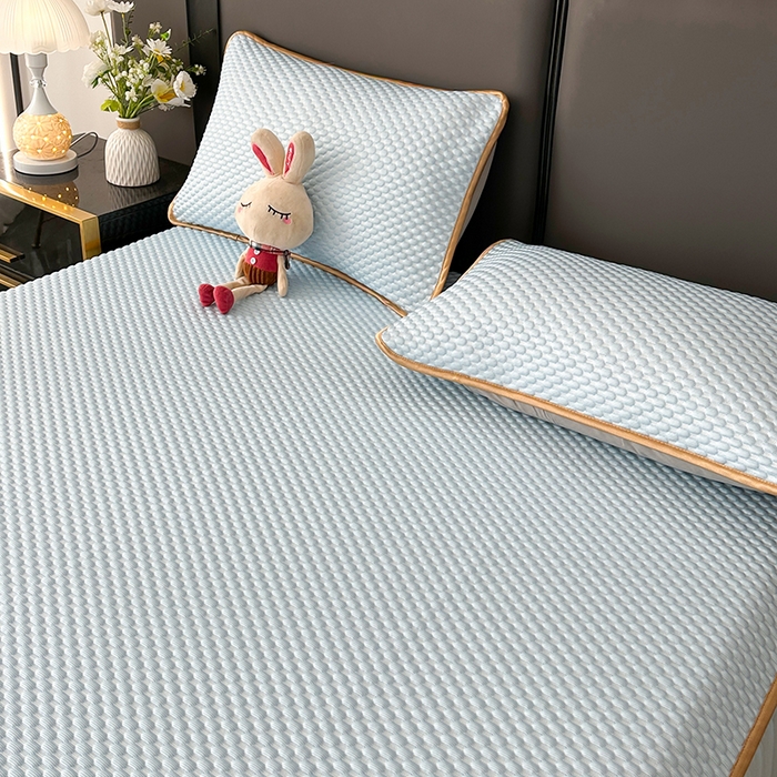 91家纺网 家纺一手货源 找家纺 爱洛家纺 2025新款凉感丝豆豆床裙席 浅天蓝~豆豆