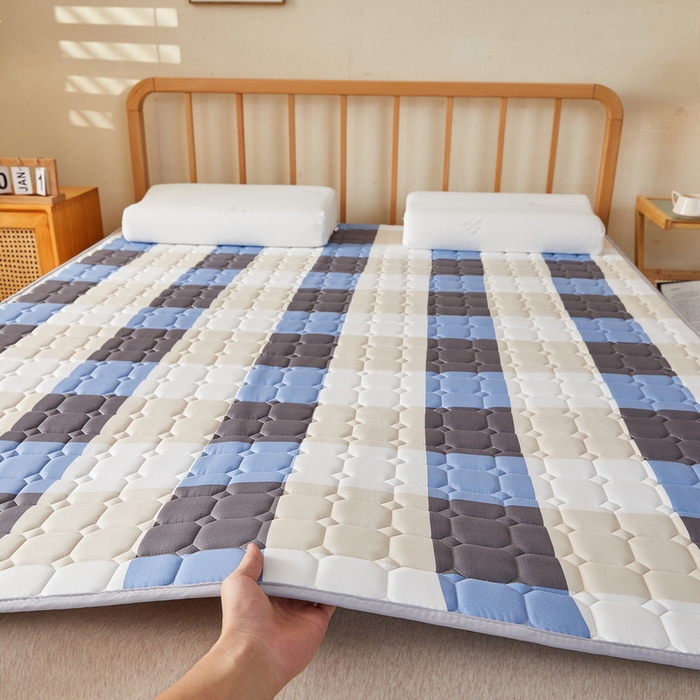 91家纺网 家纺一手货源 找家纺 迪乐妮 2025新款双面可用抑菌冰丝床褥爬爬垫-大床图 蓝大格
