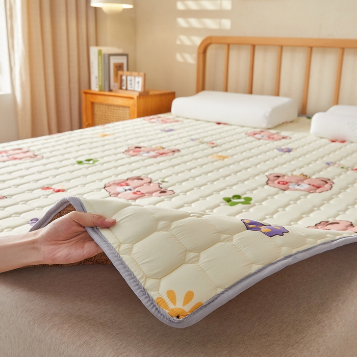 91家纺网 家纺一手货源 找家纺 迪乐妮 2025新款双面可用抑菌冰丝床褥爬爬垫-大床图 米熊