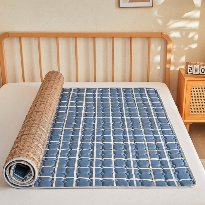 91家纺网 家纺一手货源 找家纺 迪乐妮 2025新款双面可用抑菌冰丝床褥爬爬垫-大床图 蓝小格