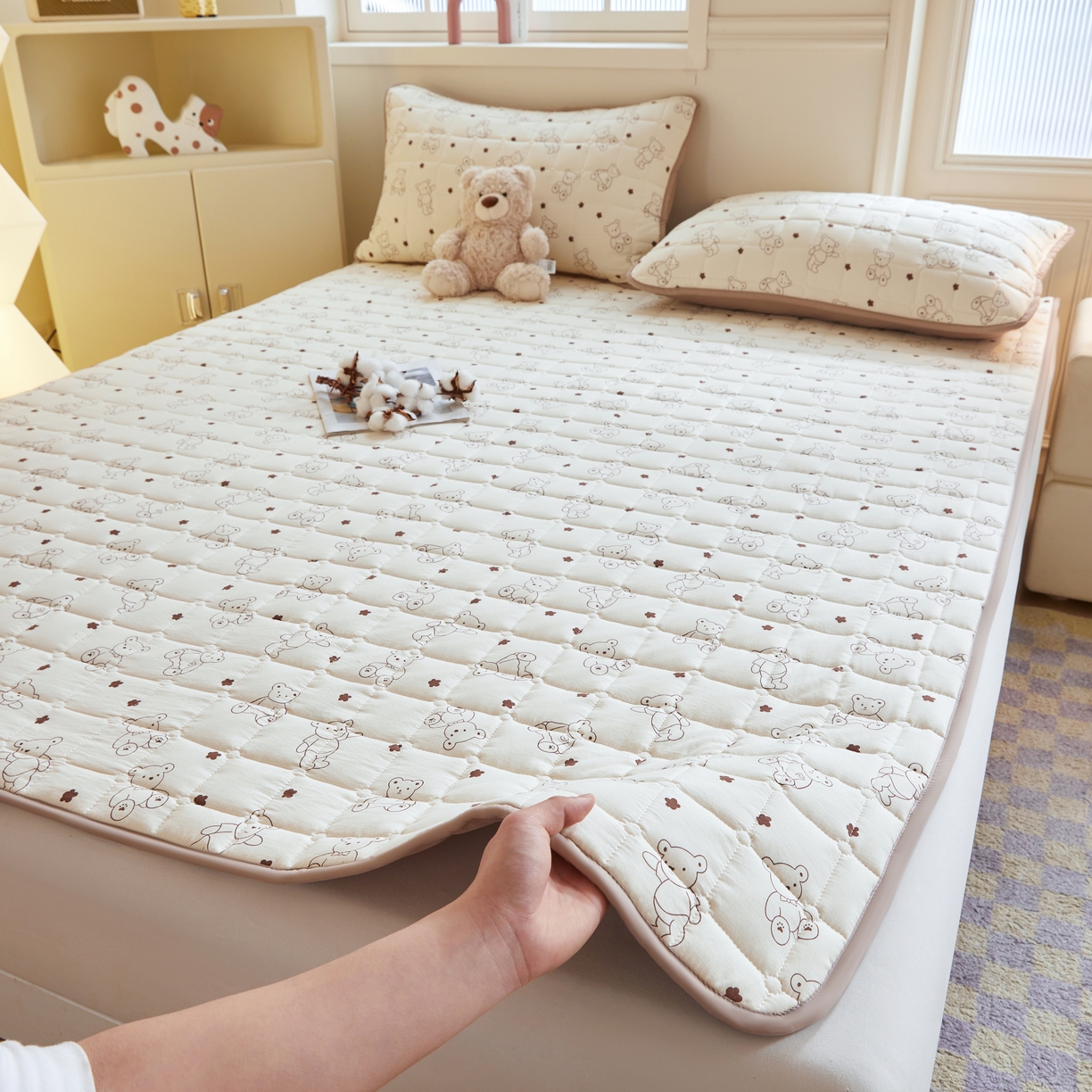 91家纺网 家纺一手货源 找家纺 魅图家纺 2025新款A类云朵棉抗菌棉花床护垫 小熊院长