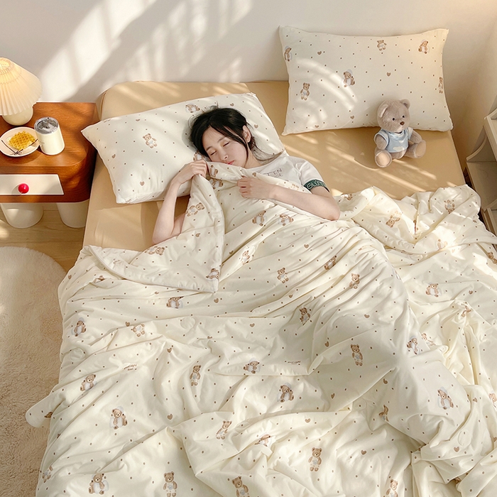 91家纺网 家纺一手货源 找家纺 简爱 2025新款A类针织棉大豆纤维夏被 抱抱熊