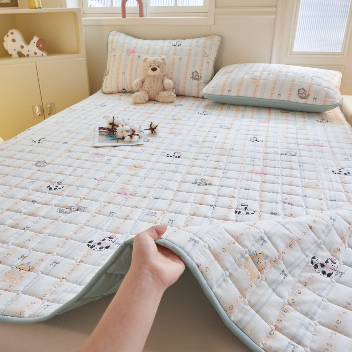 91家纺网 家纺一手货源 找家纺 魅图家纺 2025新款A类云朵棉抗菌棉花床护垫 田园猫咪