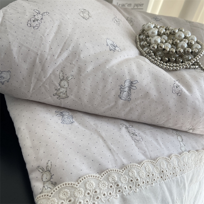 91家纺网 家纺一手货源 找家纺 奈萝家纺 奈萝2025新款全棉13372法式花边纯棉夏被春秋被 波点小兔