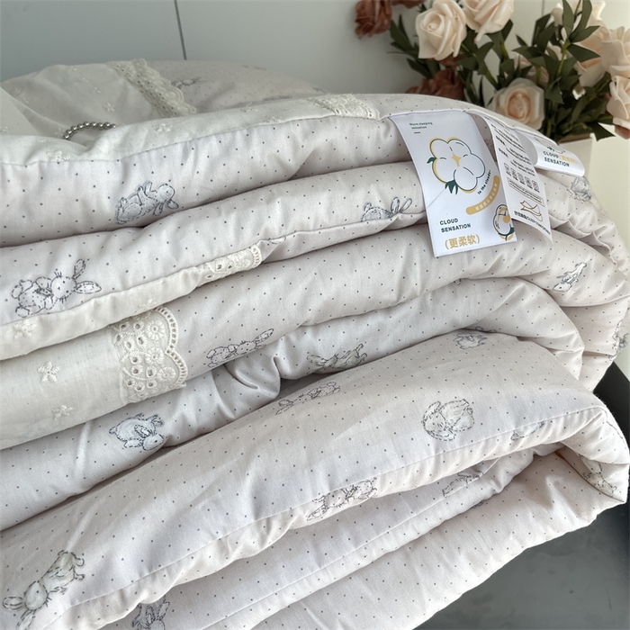 91家纺网 家纺一手货源 找家纺 奈萝家纺 奈萝2025新款全棉13372法式花边纯棉夏被春秋被 波点小兔