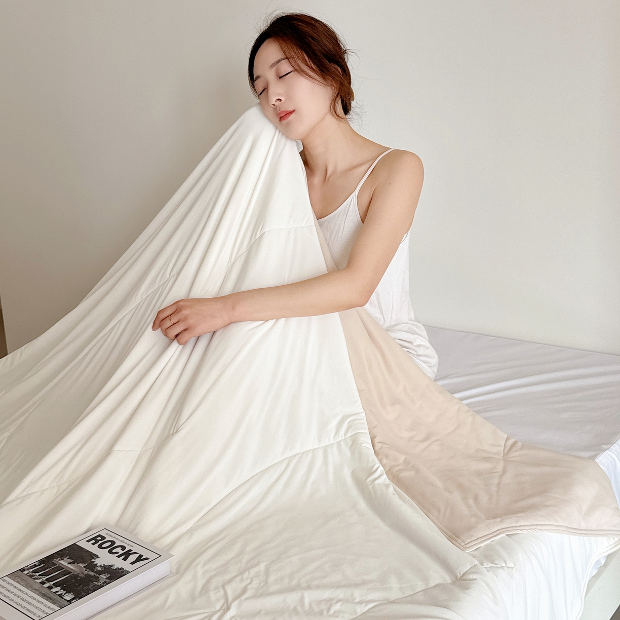 91家纺网 家纺一手货源 找家纺 兜米家居 2025新品某朵同款深睡双感夏被空调被 浅杏