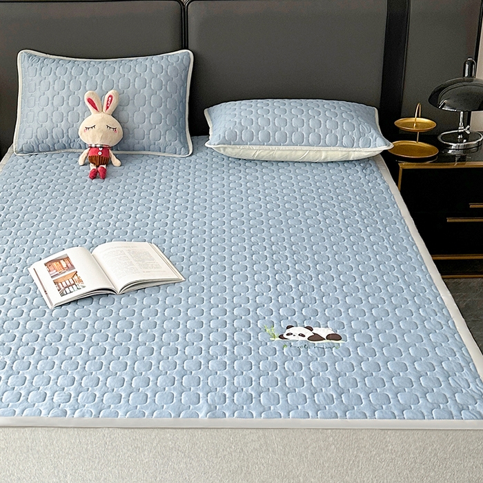 91家纺网 家纺一手货源 找家纺 爱洛家纺 2025新款凉感丝羽丝棉床垫 熊猫-蓝