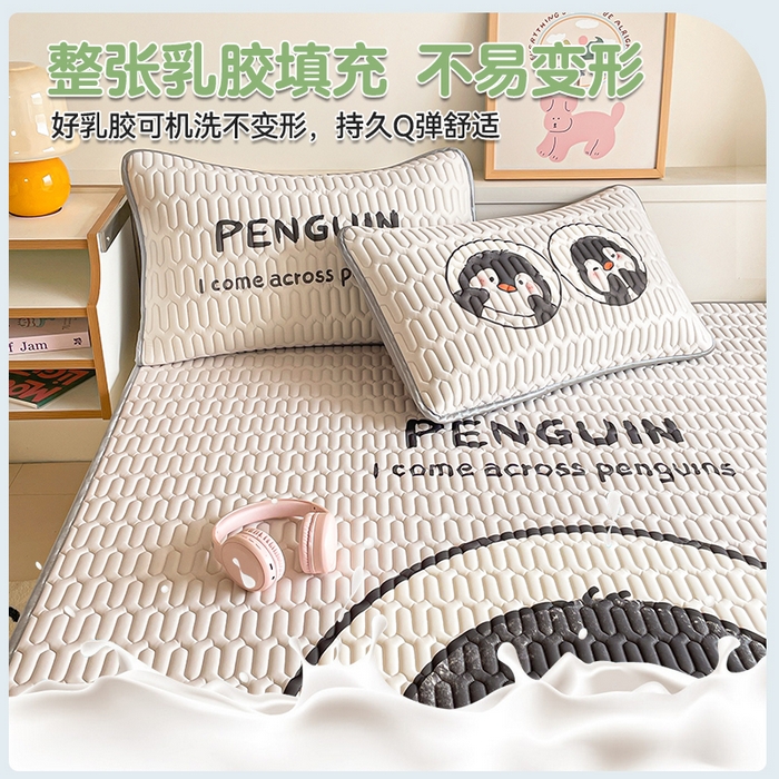 91家纺网 家纺一手货源 找家纺 布卢姆床垫 2025新款A类大版数码凉感丝乳胶凉席 害羞企鹅