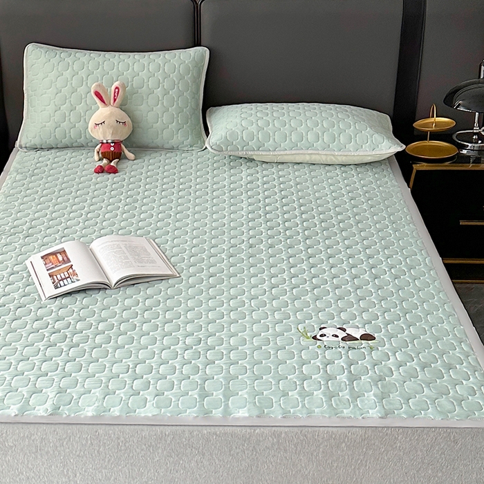 91家纺网 家纺一手货源 找家纺 爱洛家纺 2025新款凉感丝羽丝棉床垫 熊猫-浅天蓝