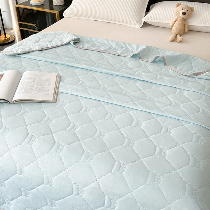 91家纺网 家纺一手货源 找家纺 爱洛家纺 2025新款A类凉感丝夏被被子被芯 浅天蓝