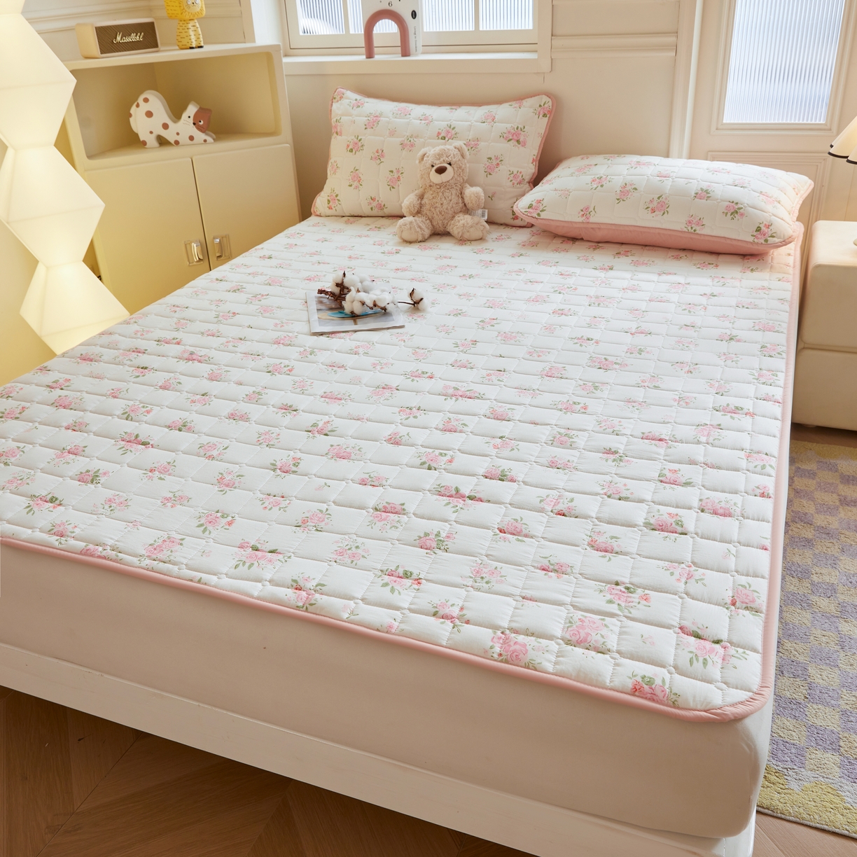 91家纺网 家纺一手货源 找家纺 魅图家纺 2025新款A类云朵棉抗菌棉花床护垫 浪漫花园