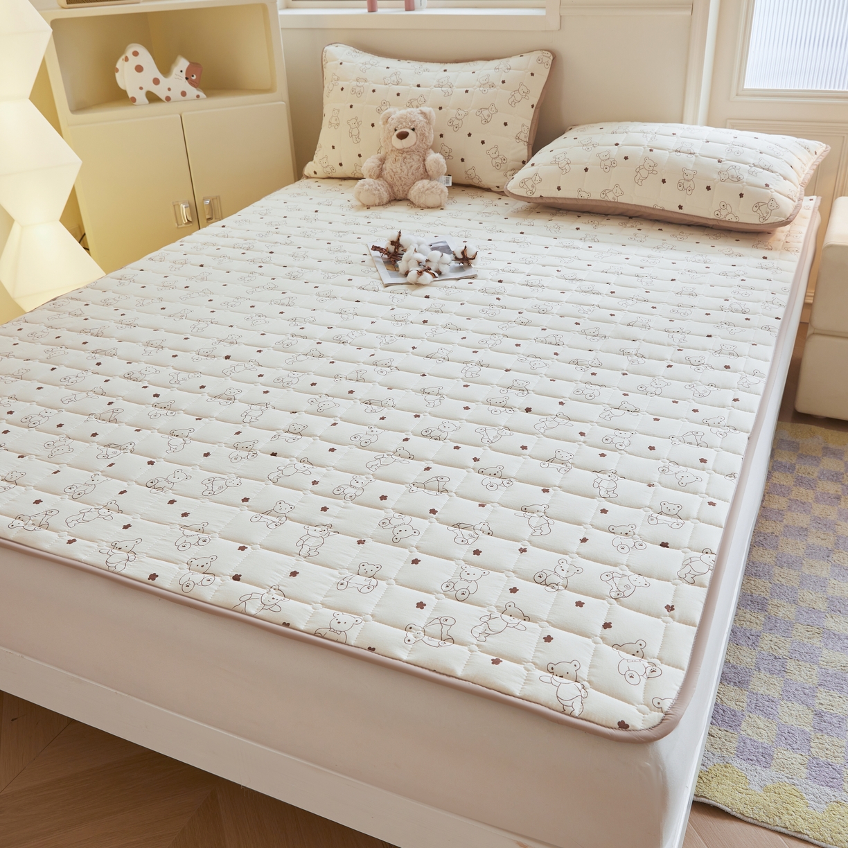 91家纺网 家纺一手货源 找家纺 魅图家纺 2025新款A类云朵棉抗菌棉花床护垫 小熊院长