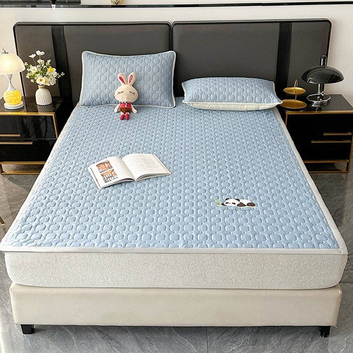 91家纺网 家纺一手货源 找家纺 爱洛家纺 2025新款凉感丝羽丝棉床垫 熊猫-蓝