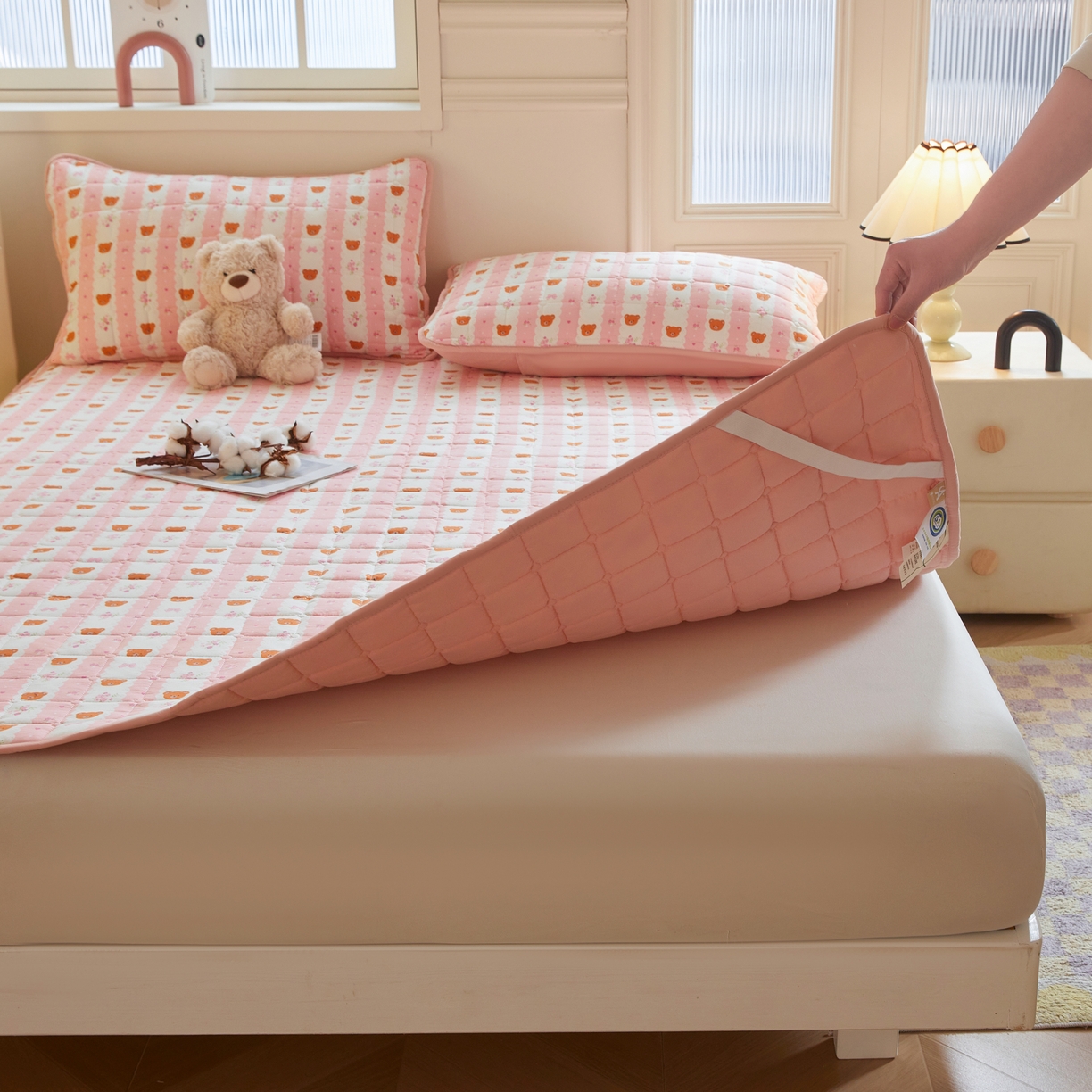 91家纺网 家纺一手货源 找家纺 魅图家纺 2025新款A类云朵棉抗菌棉花床护垫 花恋小熊