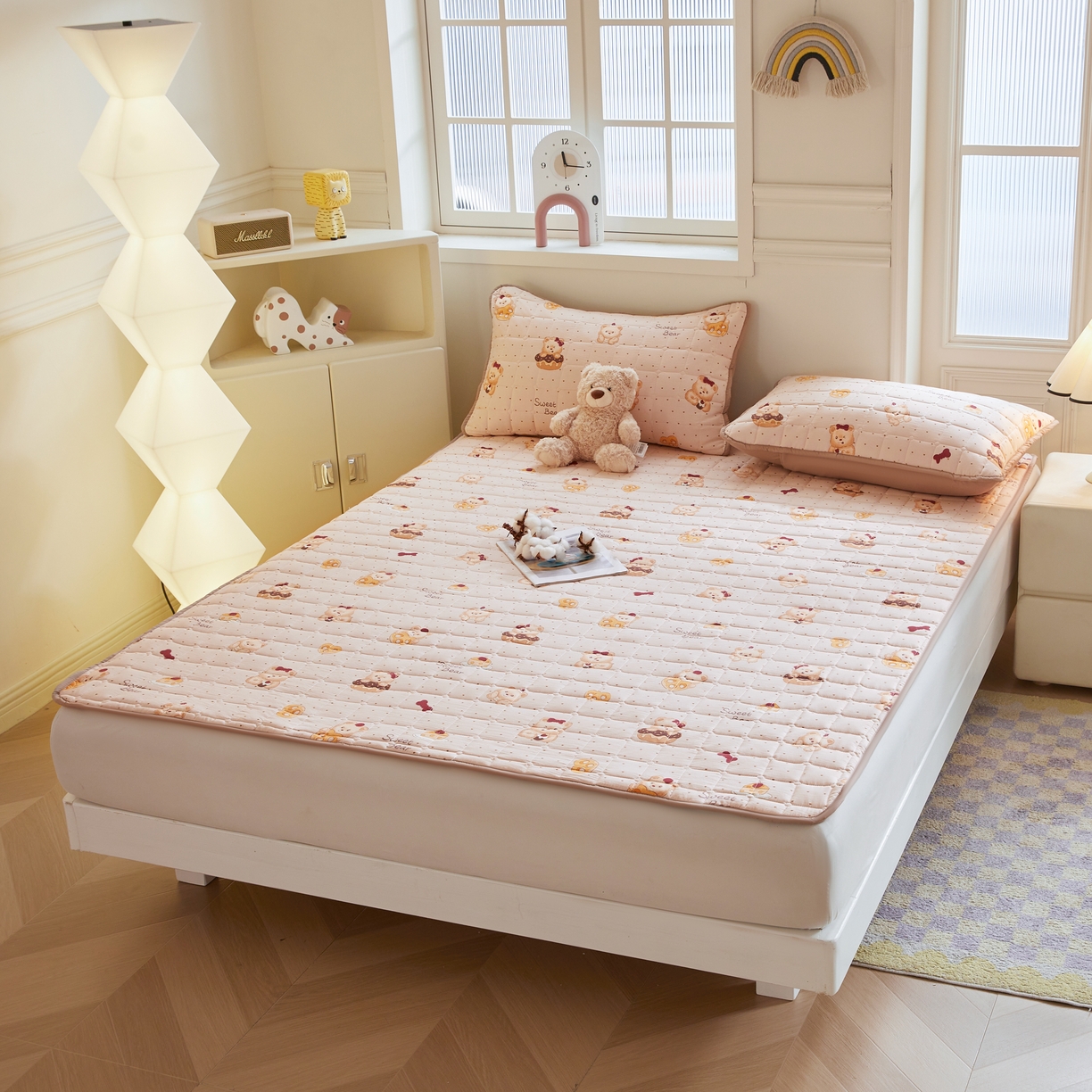 91家纺网 家纺一手货源 找家纺 魅图家纺 2025新款A类云朵棉抗菌棉花床护垫 甜心小熊