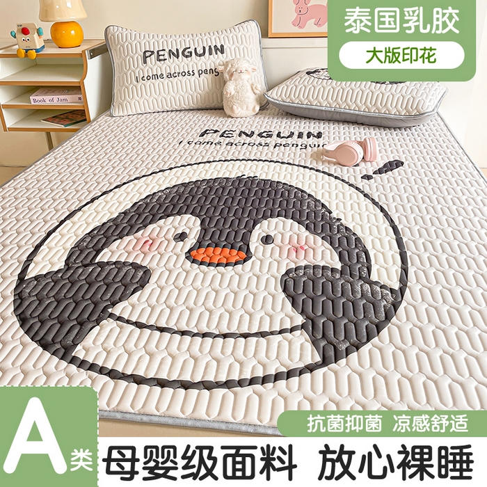 91家纺网 家纺一手货源 找家纺 布卢姆床垫 2025新款A类大版数码凉感丝乳胶凉席 害羞企鹅