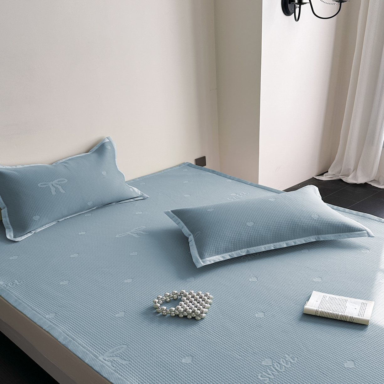 91家纺网 家纺一手货源 找家纺 2025新款夏季3D清凉感纯色凉豆豆系列凉席床笠 蓝色