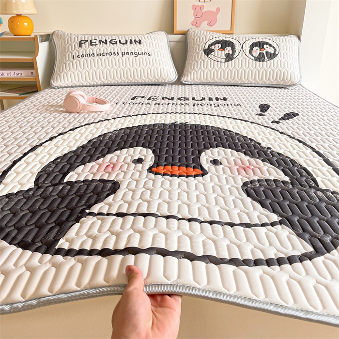 91家纺网 家纺一手货源 找家纺 布卢姆床垫 2025新款A类大版数码凉感丝乳胶凉席 害羞企鹅