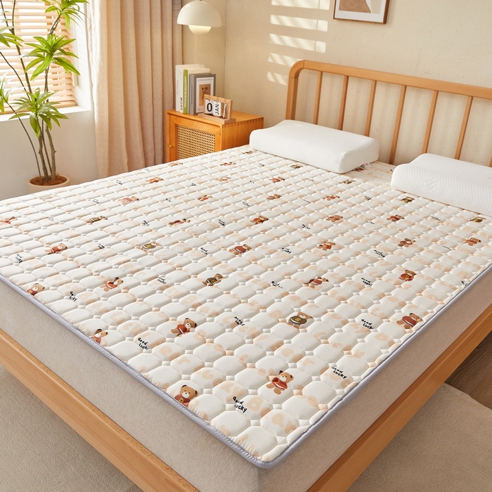 91家纺网 家纺一手货源 找家纺 迪乐妮 2025新款双面可用抑菌冰丝床褥爬爬垫-大床图 耍酷熊