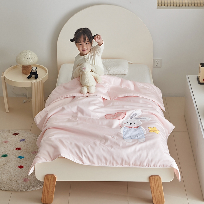 91家纺网 家纺一手货源 找家纺 荷马之梦 2025新款系列—A类棉贴布绣大豆儿童夏被 气球小兔